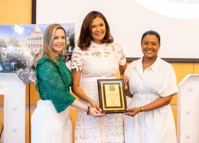 Erika Oviedo recibe reconocimientos en Boston por su trayectoria y liderazgo en comunicación